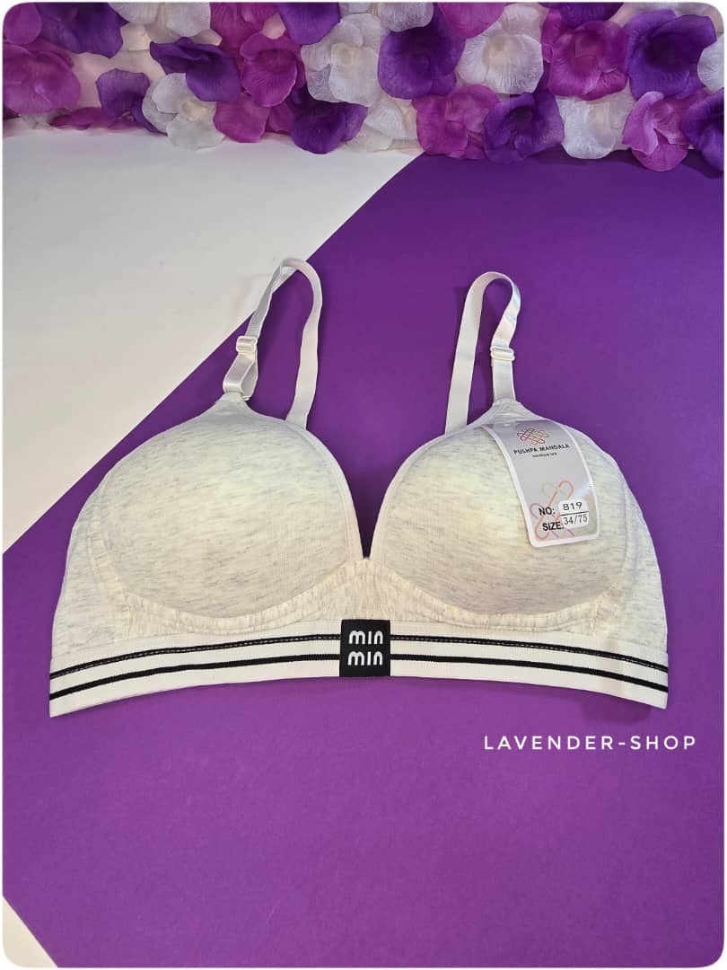 سوتین اسفنجی سفید بدون فنر با نوار کشی راه‌راه مشکی زیر کاپ