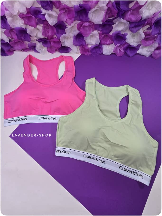 نیم‌تنه فری‌سایز برند Calvin Klein در دو رنگ سبز و سرخابی با کش سفید لوگودار، مناسب استایل ورزشی و روزمره