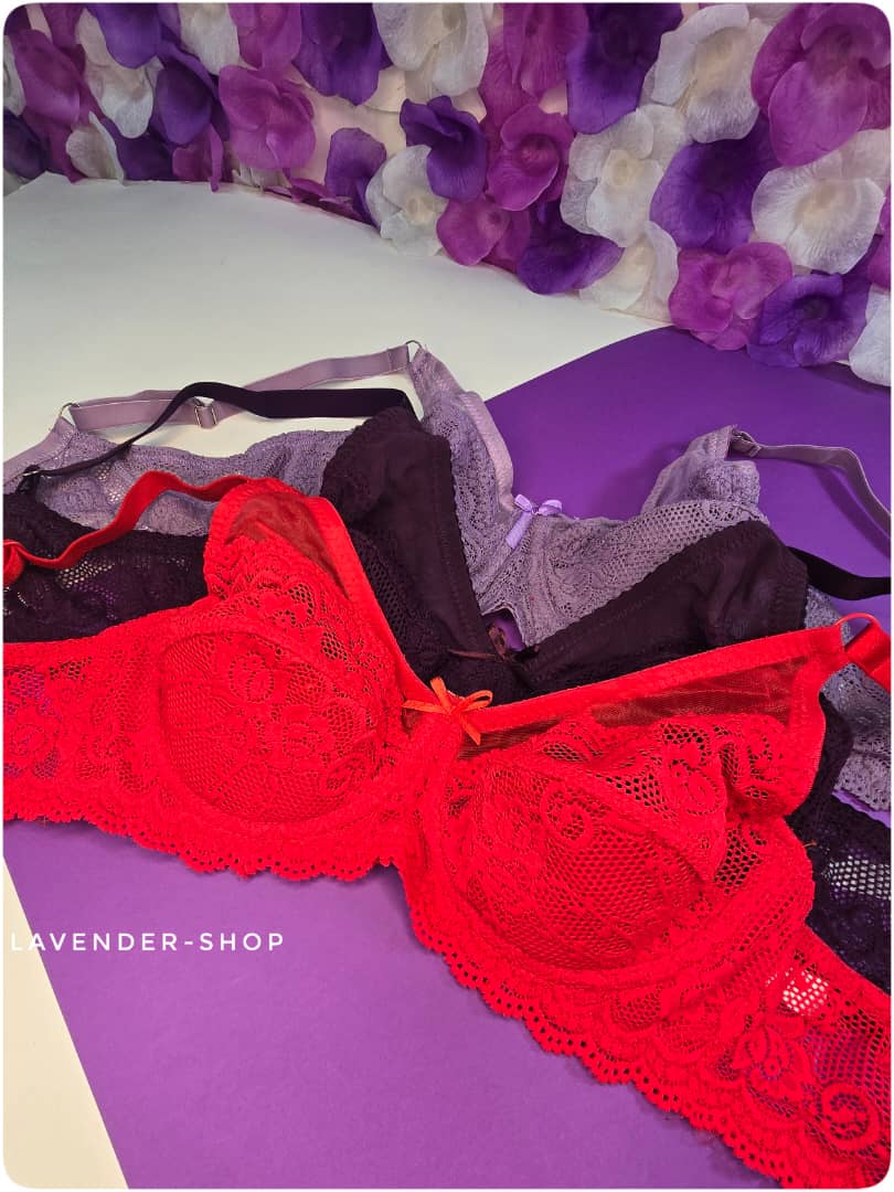 سوتین تور و گیپور زنانه در سه رنگ مختلف با طراحی فنردار و زیرکاپ پددار