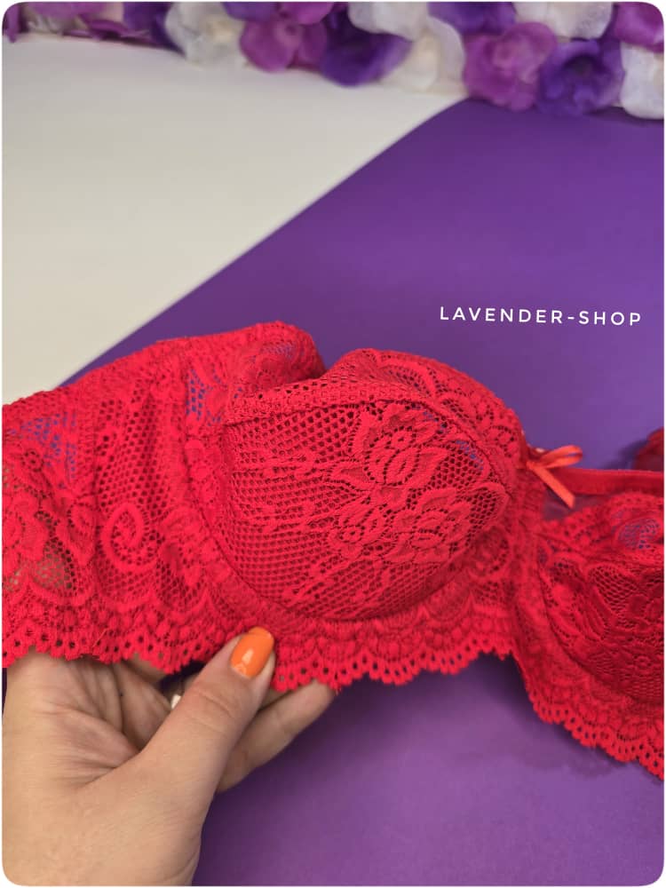 نمای نزدیک از کیفیت گیپور و تور سوتین زنانه با دوخت محکم و بادوام