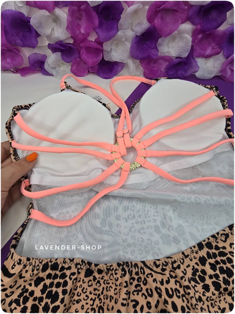 مایو پلنگی زنانه فیتن، نمای پشت با بندهای تزئینی چندگانه صورتی