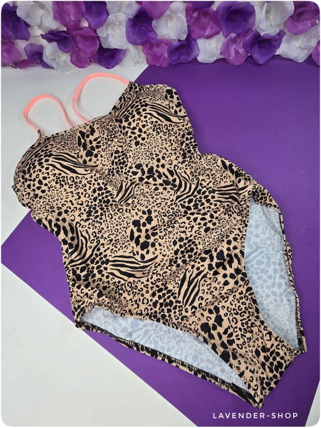 نمای پشت مایو پلنگی زنانه با بندهای صورتی چندلایه و حلقه طلایی تزئینی.