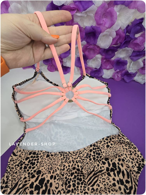 لباس شنا یکتکه پلنگی با طراحی جذاب و بندهای صورتی، مناسب استخر و ساحل