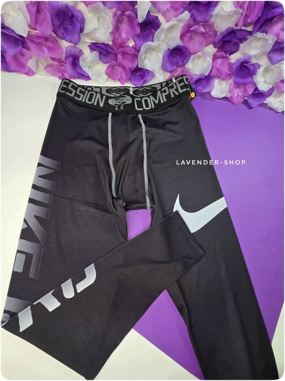 نمای نزدیک از بافت کشی لگ ورزشی مردانه با چاپ ورزشی