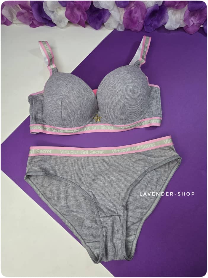 ست اسفنجی کبریتی طوسی – سوتین کاپ‌دار اسفنجی با نوار نوشته‌دار و شورت هماهنگ – مناسب استفاده روزمره