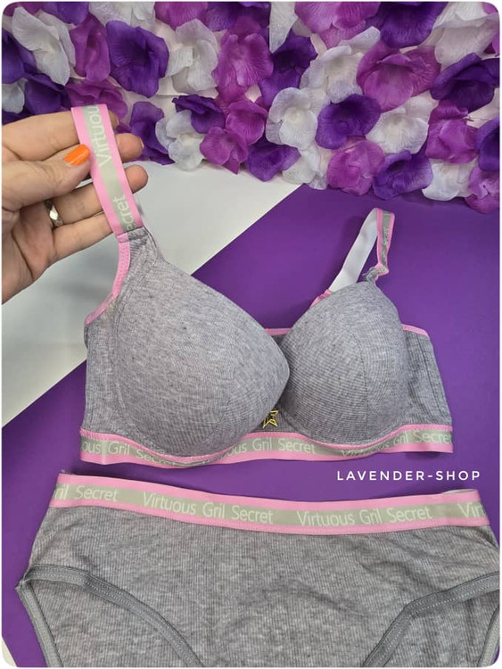 نمای کامل سوتین ست کبریتی اسفنجی طوسی – کاپ اسفنجی خوشفرم با دوردوزی صورتی