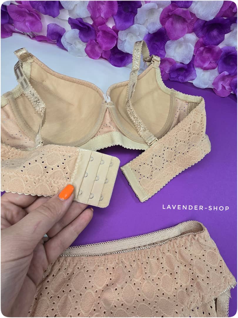 نمای پشت سوتین ست اسفنجی فنردار با بند ریگلاژدار