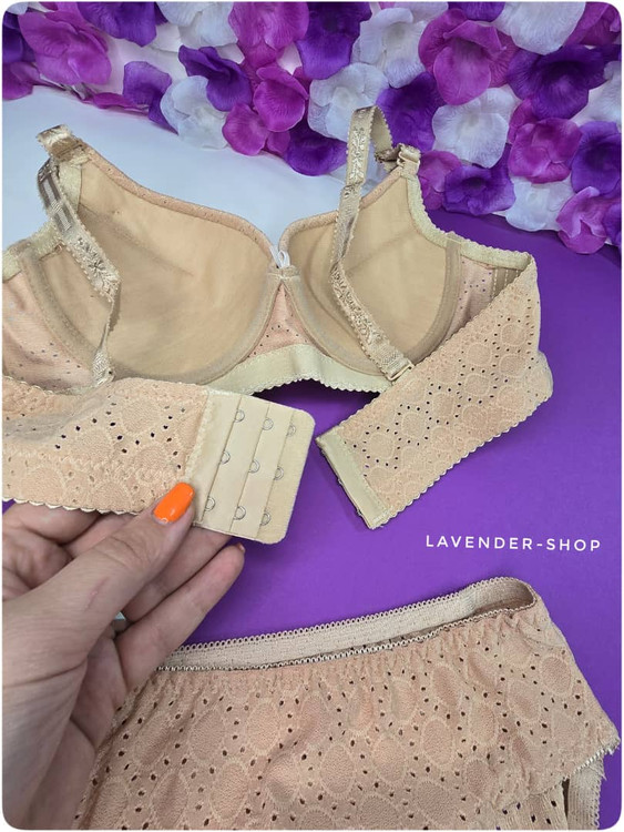 نمای پشت سوتین ست اسفنجی فنردار با بند ریگلاژدار