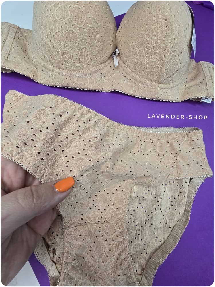 نمای نزدیک از بافت پارچه سوزنی ست اسفنجی