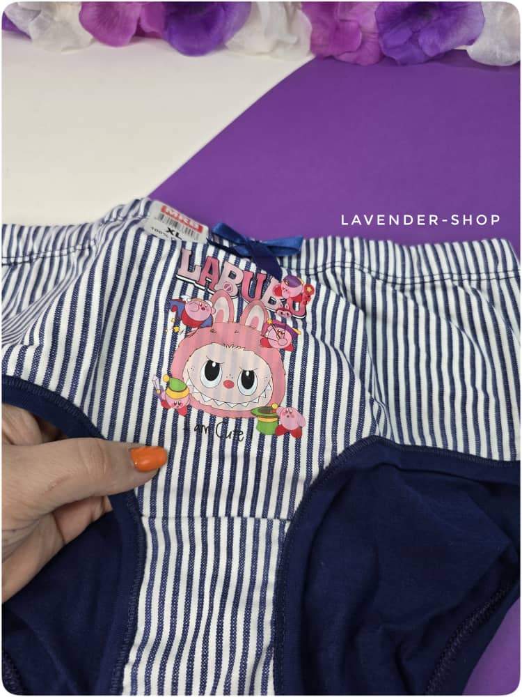 شورت نخی راه‌راه سرمه‌ای با چاپ لبوبوی صورتی و طراحی فانتزی