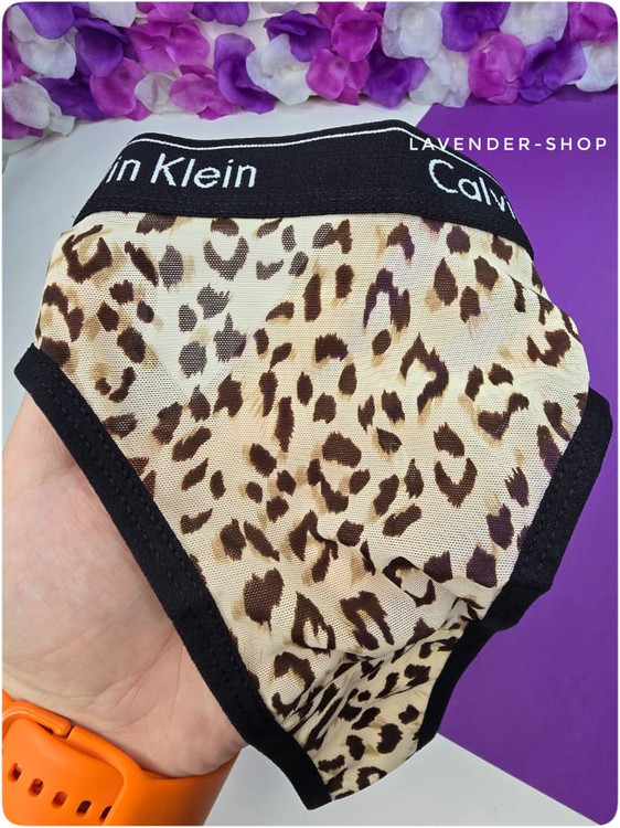 نمای نزدیک بافت توری برجسته شورت بکلس پلنگی کلوین، مناسب زیر لباسهای جذب