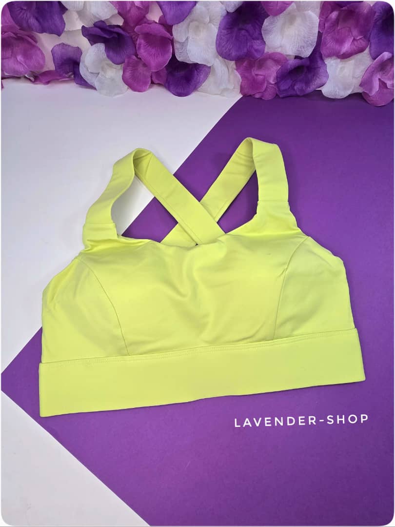 نیم‌تنه ورزشی زنانه رنگ لیمویی با کاپ پرسی و جنس فلامنت – نمای جلو – مناسب تمرین و استفاده روزمره.