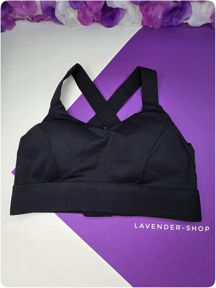 نیم‌تنه ورزشی زنانه مشکی با جنس فلامنت و کاپ پرسی – نمای جلو – ظاهر شیک و حرفه‌ای.