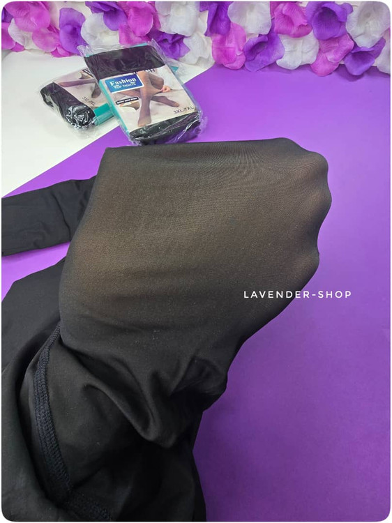 نمایش میزان نازکی و بدننما بودن جوراب شلواری سهبعدی زنانه با دست