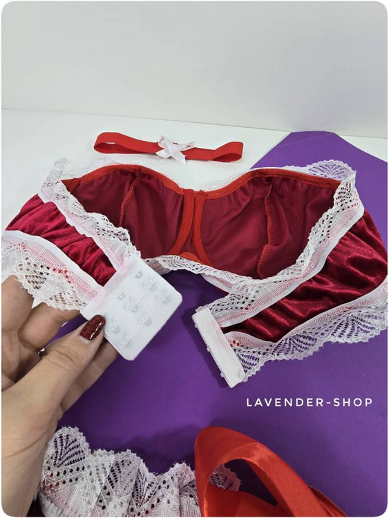 نمای نزدیک از کاپ سوتین جذاب مخملی قرمز با تور سفید – جزئیات دوخت و فرمدهی