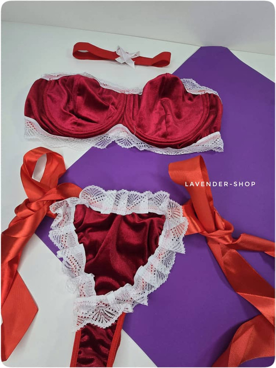 نمای نزدیک از بافت مخمل قرمز براق با تور سفید اروتیک و سکسی