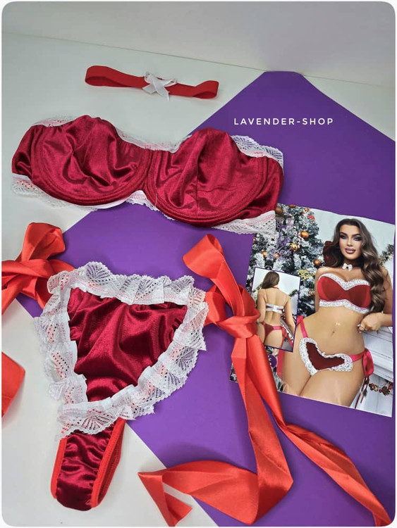 ست سهتیکه سکسی لباس زیر جذاب مخمل زنانه قرمز با تور سفید شامل سوتین، شورت و گلوبند – مدل فانتزی و کریسمسی