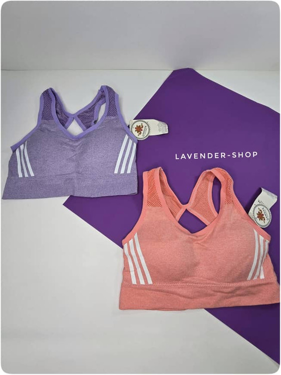 نمای نزدیک نیمتنه ورزشی با طراحی ساده