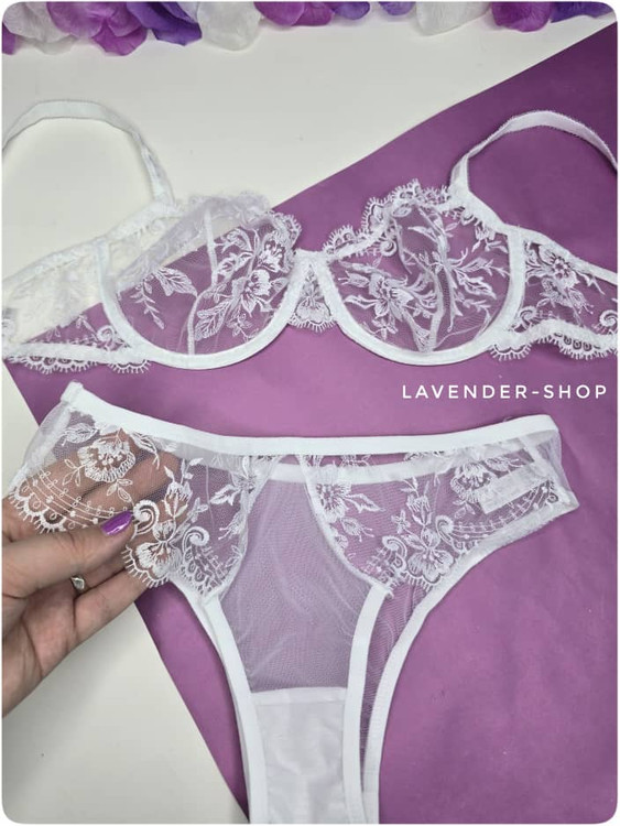 نمای نزدیک تور گلدار سوتین فنردار انوشه