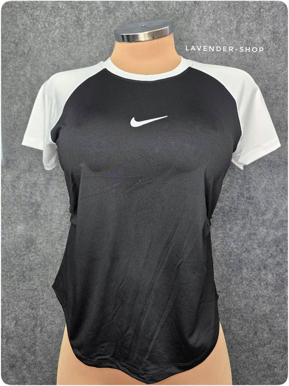 استایل مینیمال تیشرت ورزشی زنانه روی تن مانکن