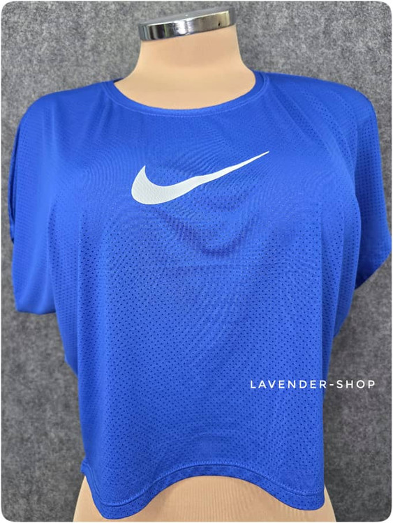 تیشرت کراپ ورزشی زنانه تنخور روی مانکن