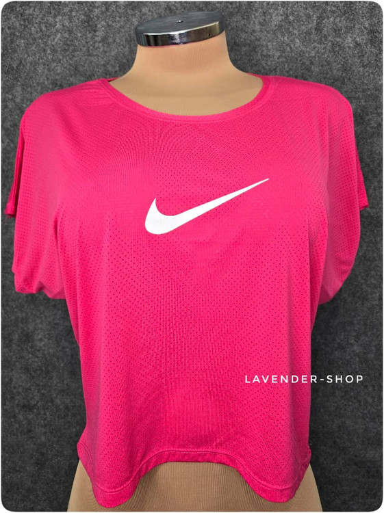 تیشرت کراپ ورزشی سرخابی زنانه بافت سوزنی سبک تنخور مانکن