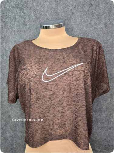 تیشرت کراپ ورزشی زنانه مدل کیمونو فریسایز روی تن مانکن با فرم آزاد و راحت