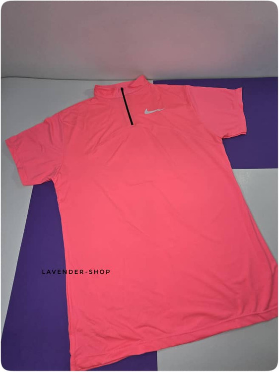 تیشرت نیمزیپ زنانه فریسایز نایک روی زمینه سفید