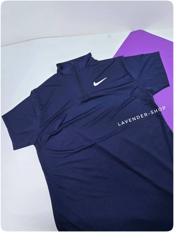 تیشرت نیمزیپ زنانه نایک با تمرکز روی بافت پارچه