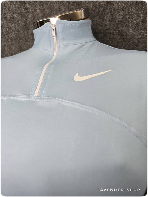 تیشرت نیمزیپ زنانه نایک روی مانکن از نمای جانبی