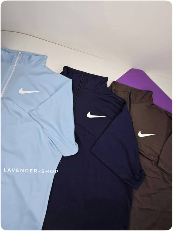 نمای پشت تیشرت نیمزیپ زنانه نایک با جزئیات دوخت