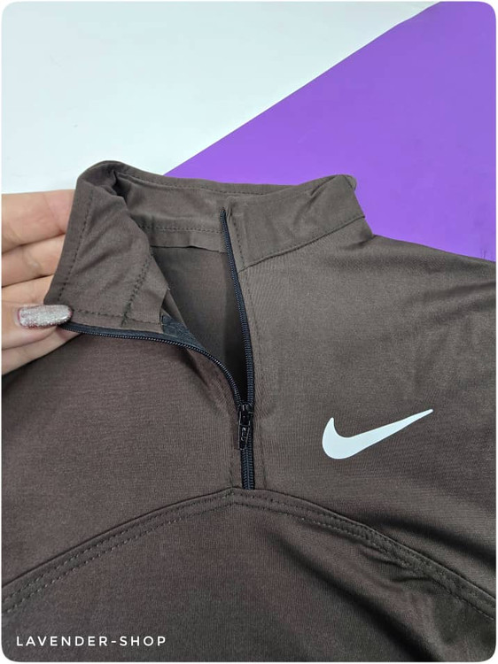 تیشرت نیمزیپ زنانه نایک جمع شده و آماده بستهبندی