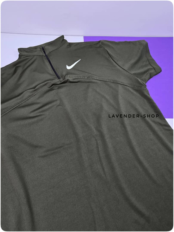 آرم نایک روی تیشرت نیمزیپ زنانه فریسایز