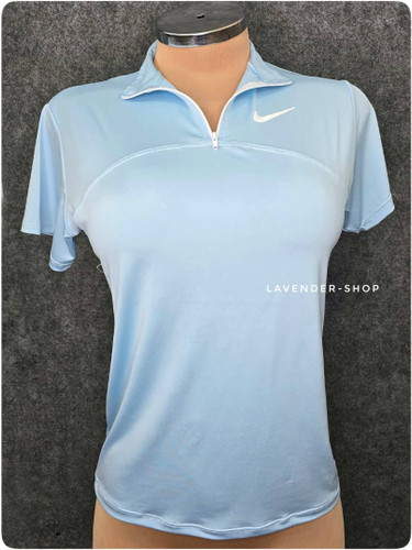 تیشرت نیمزیپ زنانه فریسایز نایک روی مانکن جلوه اسپرت