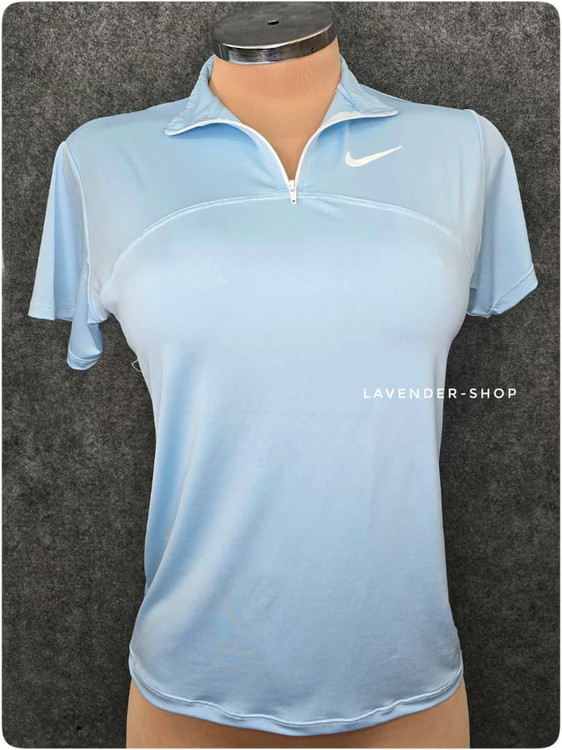 تیشرت نیمزیپ زنانه فریسایز نایک روی مانکن جلوه اسپرت