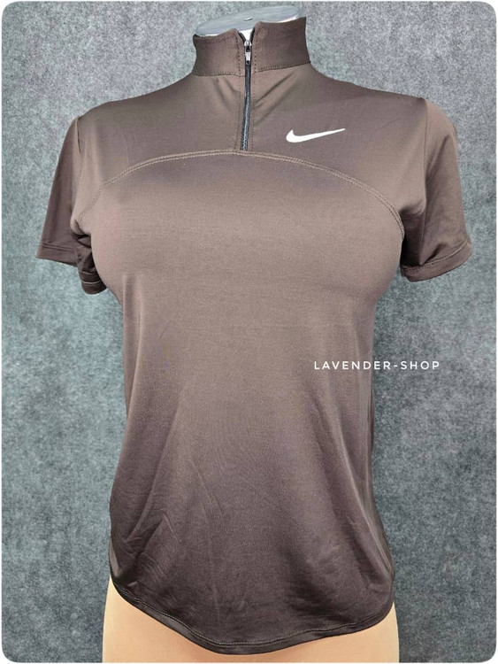 نمای پشت تیشرت نیمزیپ زنانه فریسایز نایک روی مانکن