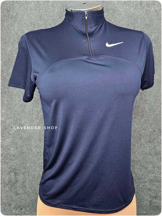 تیشرت نیمزیپ زنانه نایک روی مانکن با استایل روزانه