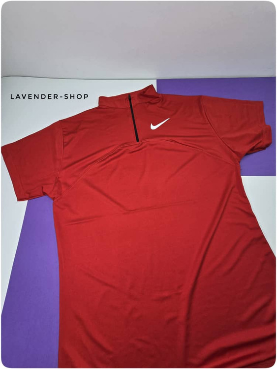 تیشرت نیمزیپ زنانه نایک از بالا با زاویه کلوزآپ