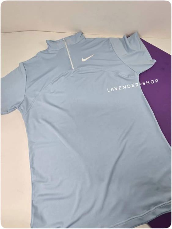 جزئیات زیپ و یقه تیشرت نیمزیپ زنانه نایک