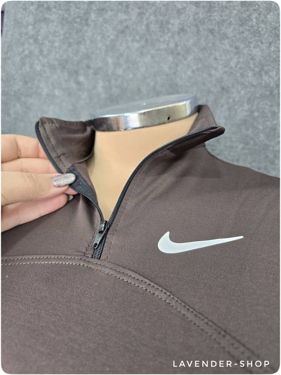 جزئیات پارچه هایفلامنت تیشرت نیمزیپ زنانه نایک روی مانکن