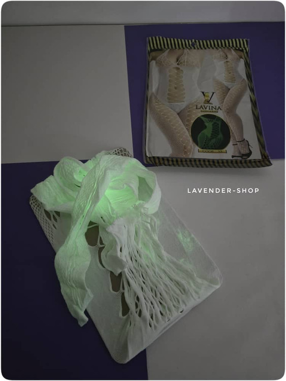 نمای نزدیک از پارچه فیشنت زنانه شبرنگ با درخشش سبز واقعی در تاریکی