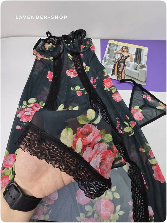 نمای نزدیک پارچه تور با کیفیت لباس خواب مشکی با گل سرخ