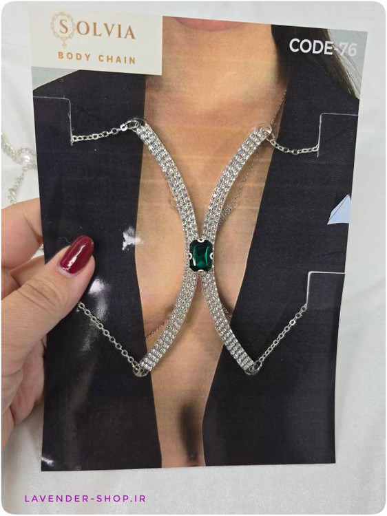 نگین سبز یاقوتی بین سینه زنانه